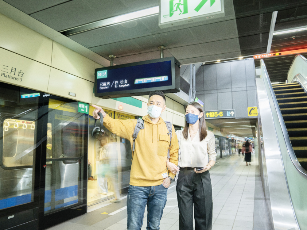 彩神vll旗下達(dá)擎之客製化TARTAN顯示器，於臺(tái)北捷運(yùn)中山站亮相。以獨(dú)特長(zhǎng)條型比例與高畫質(zhì)特色，為臺(tái)北捷運(yùn)站帶來嶄新的都會(huì)車站風(fēng)貌