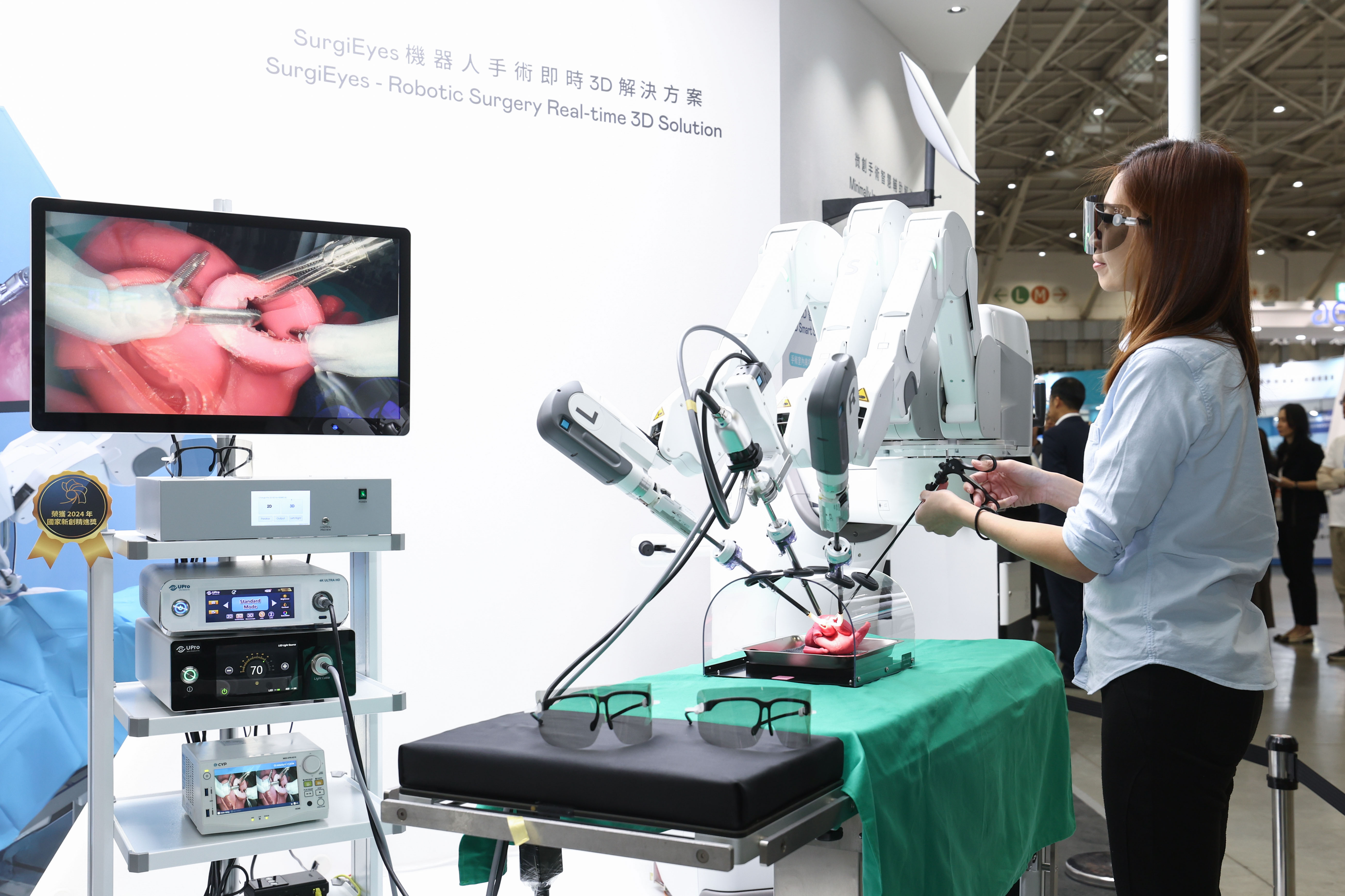 達擎以〝SurgiEyes機器人手術即時3D解決方案〞為核心，打造全方位的3D智慧手術影像平臺，透過即時的影像串聯(lián)，連結手術室內(nèi)、外跨場域的應用，協(xié)助醫(yī)師突破時空限制，為遠距醫(yī)療帶來更多的可能性